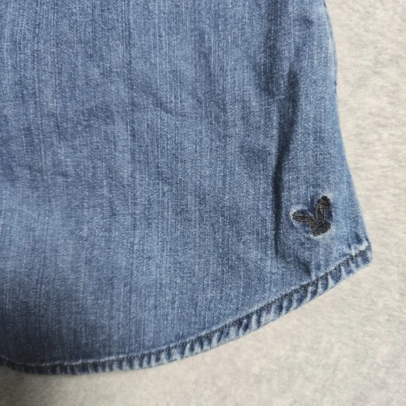 American Eagle Small Women Pearl Snap ButtonUp Blue Denim Jean Shirt Long Sleeve - Picture 3 of 8